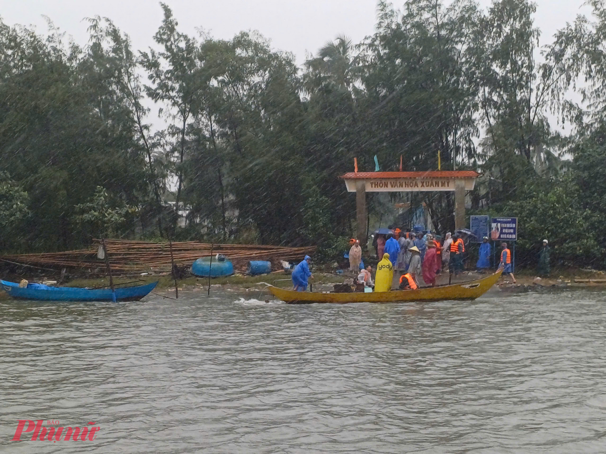 Lực lượng cứu hộ tìm kiếm trục vớt các tài sản của người dân bị chìm theo phà