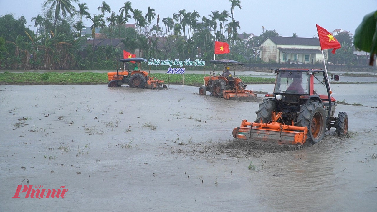 Để khai thác ngành nông nghiệp gắn với du lịch - dịch vụ, thời gian qua phường Cẩm Châu đã đầu tư hàng tỉ đồng xây dựng kết cấu hạ tầng giao thông khớp nối với nhau trên toàn bộ cánh đồng phục vụ du lịch; bên cạnh mô hình Người Nông dân yêu đất được phát động đã khuyến khích bà con tái sản xuất trên diện tích bỏ hoang nhiều năm lền hơn 5ha đất lúa; địa phương tổ chức san ủi mặt bằng, dồn điền đổi thửa hơn 3ha khu Triền Á; tổ chức các lớp tấp huấn khuyến nông...