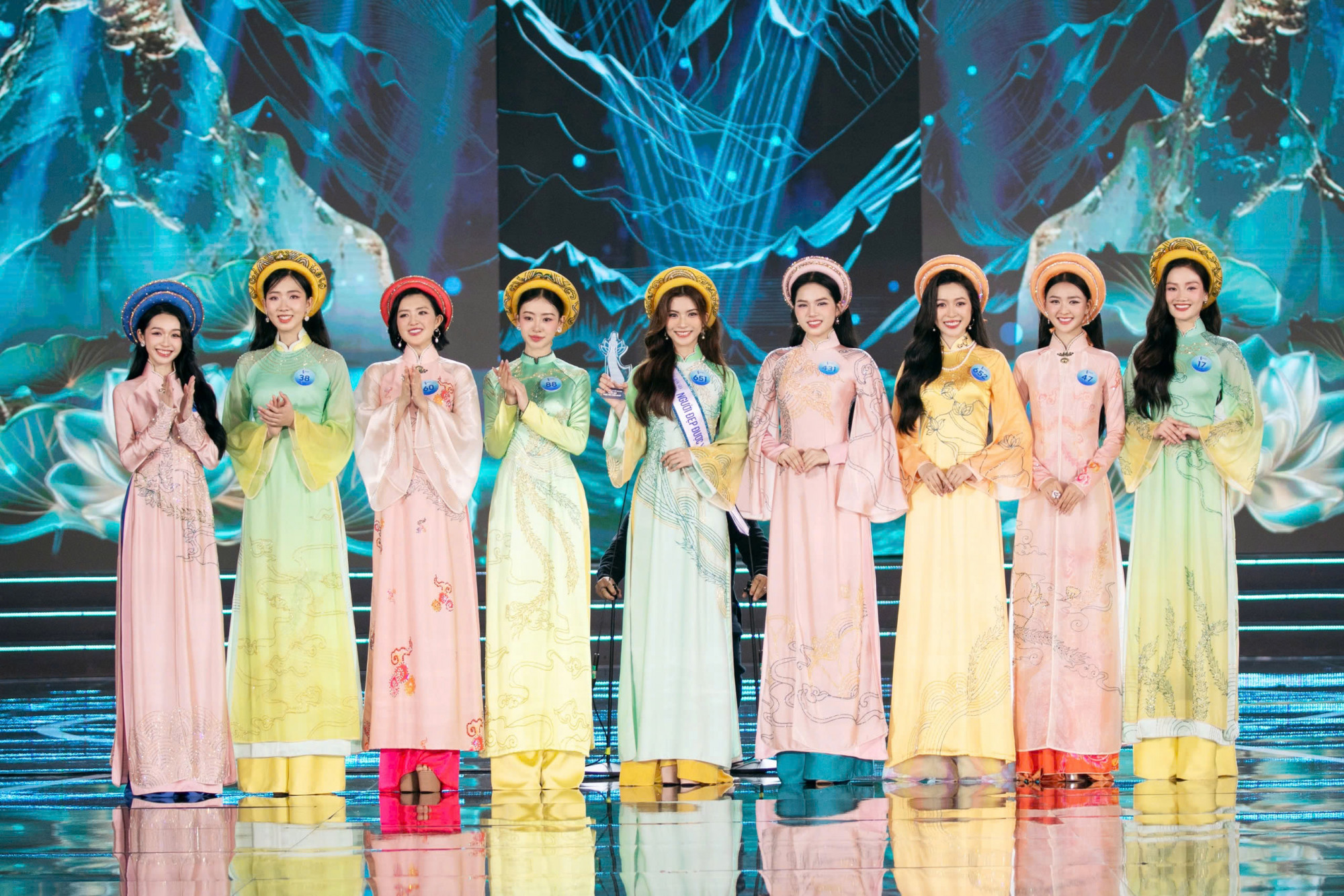 Top 9 được công bố sau phần trình diễn áo dài của top 15