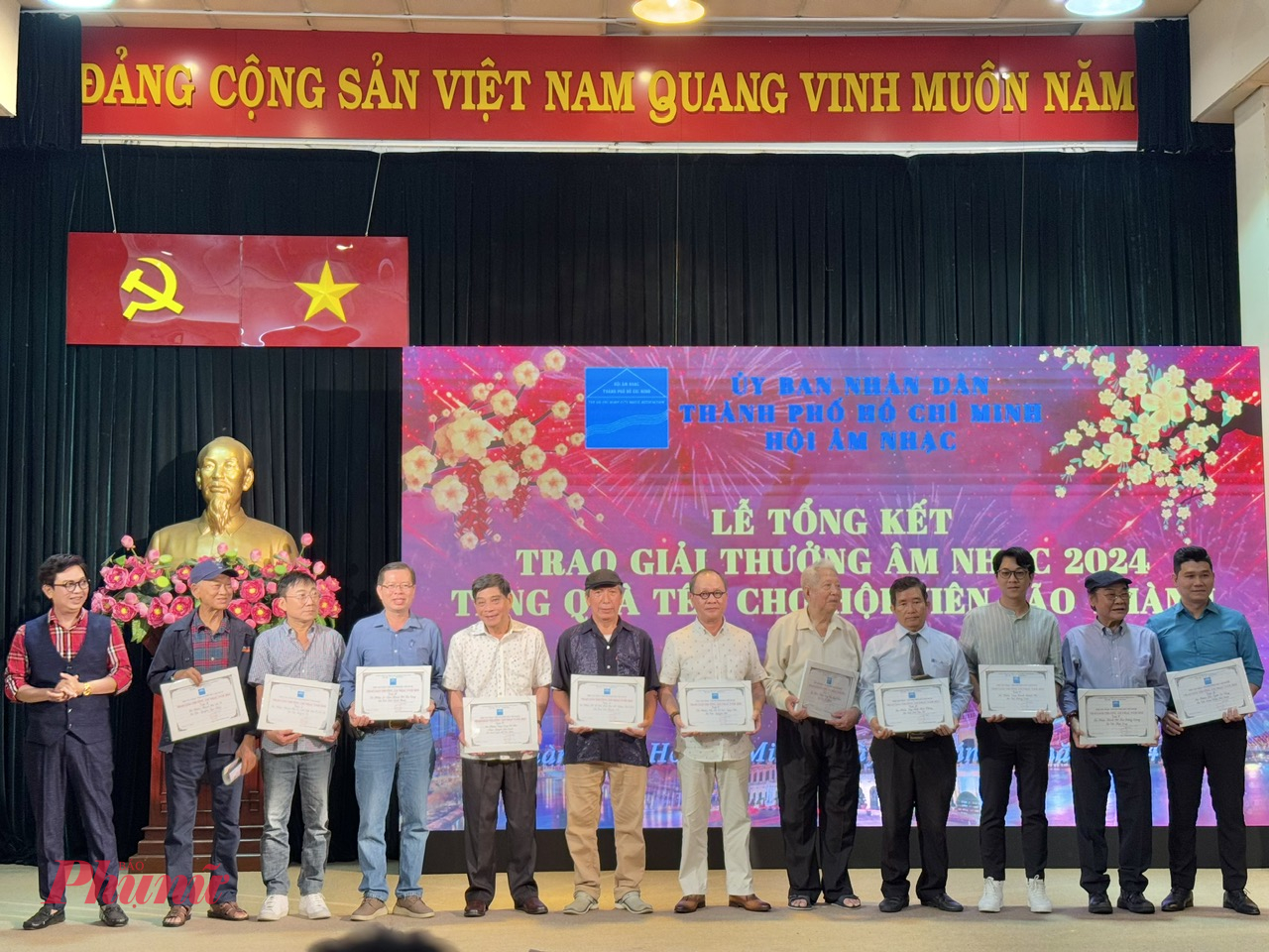 Các nhạc sĩ nhận giải thưởng ở hạng mục ca khúc cho thiếu nhi tuổi hồng