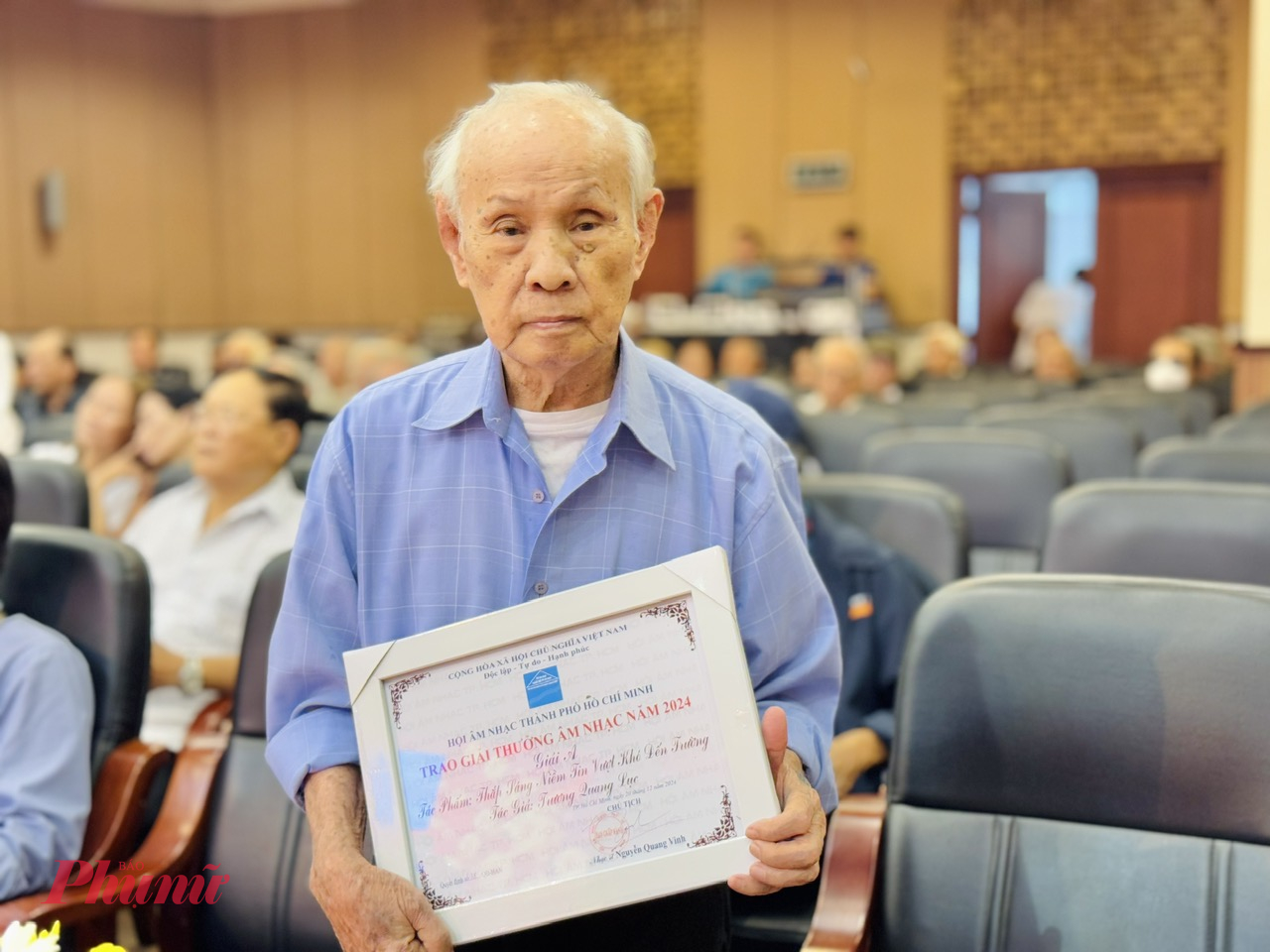 Nhạc sĩ Trương Quang Lục nhận giải thưởng ở tuổi 91