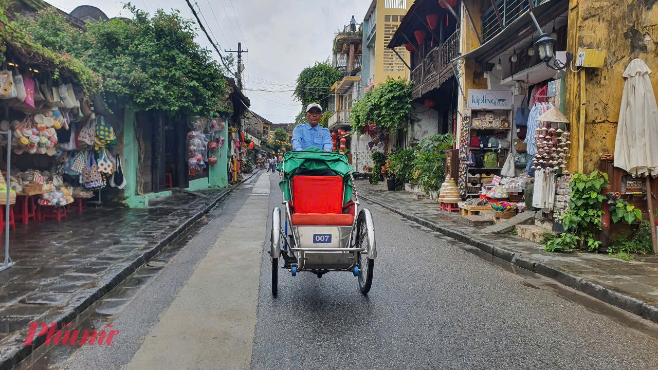 Một người đạp xích lô cuối năm ở Hội An, Quảng Nam