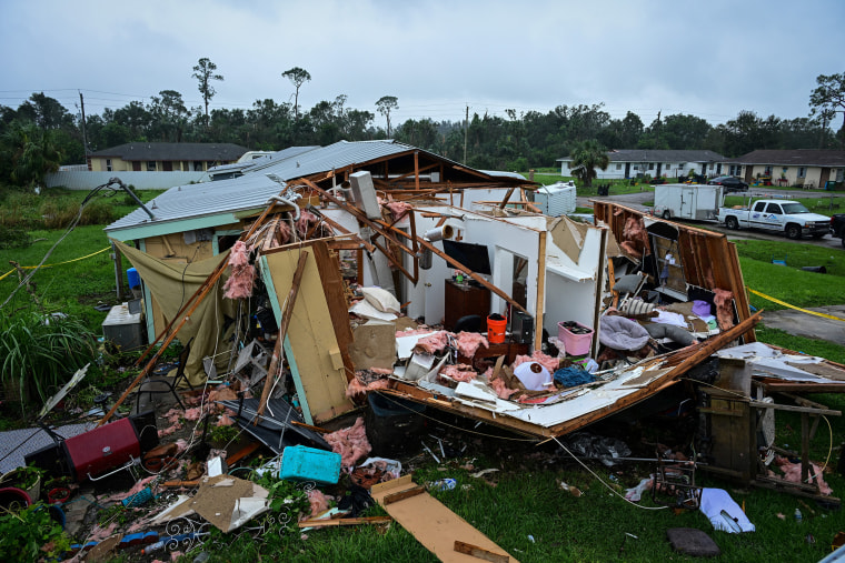 Thiệt hại do lốc xoáy ở Công viên Lakewood, Florida khi cơn bão Milton quét qua tiểu bang này vào tháng 10 - Ảnh: AFP