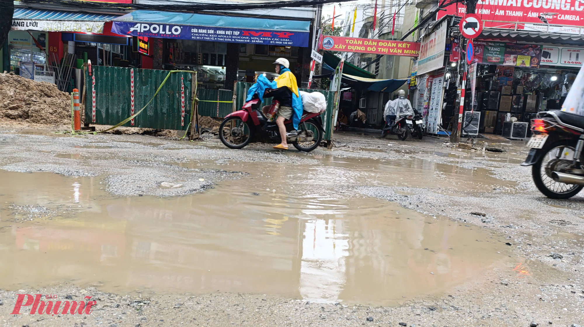 Ban này cho rằng, thời gian qua, với tinh thần khẩn trương nhằm sớm hoàn thành công trình, giảm thiểu ảnh hưởng đến việc sinh hoạt và kinh doanh của người dân hai bên tuyến; Ban QLDA chỉ đạo, yêu cầu nhà thầu, các đơn vị thi công phối hợp và tận dụng mọi thời tiết thuận lợi để triển khai thi công. Đối với việc thoát nước, Ban QLDA luôn quan tâm và đảm bảo, trong đó luôn duy trì các tuyến cống hiện trạng để thoát nước, không phá dỡ khi chưa có phương án thay thế tương xứng. Do vậy, không có tình trạng bị ngập úng do việc thi công của dự án. Tuy nhiên, trên thực tế vẫn có một số vị trí ngập do công trình nằm trong khu vực ngập úng của đường Hàm Nghi và hồ Vĩnh Trung-Thạc Gián. Việc giải quyết ngập úng này vẫn đang được thành phố và các cơ quan chuyên môn nghiên cứu giải quyết.