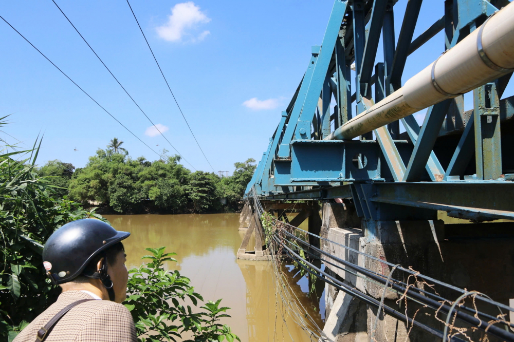 Mố trụ cầu Phú Lưu  lòi sắt thép, đà dầm  bị hoen gỉ,  tiềm ẩn  nguy hiểm cho người lưu thông