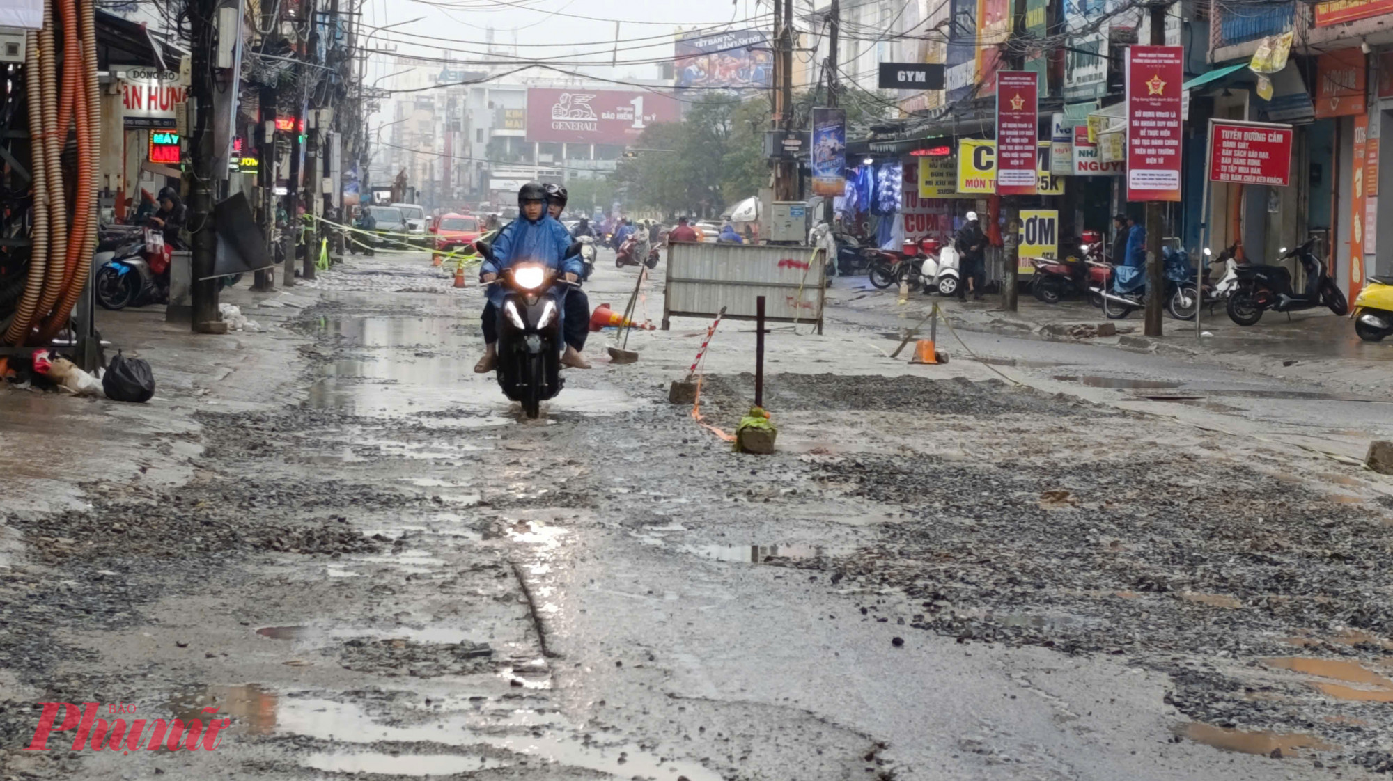 Tại quận trung tâm Hải Châu, tuyến đường Lý Thái Tổ, Hùng Vương là nơi buôn bán sầm uất bậc nhất Đà Nẵng từ xưa đến nay. Tuy nhiên, mùa Giáng sinh và mùa Tết năm nay người dân ở đây bức xúc vì buôn bán ế ẩm do đường sá bị đào bới, quây tôn.