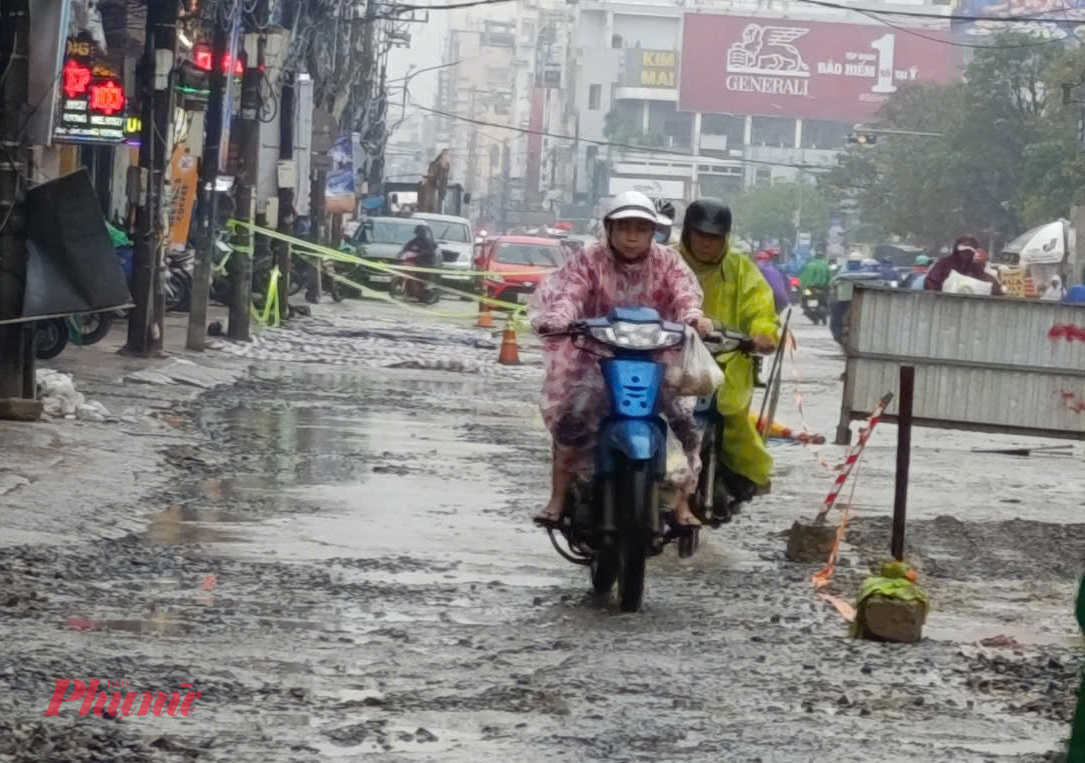 Tuy nhiên, cử tri cho rằng việc cải tạo tuyến cống tại đường Lý Thái Tổ không làm trong mùa nắng mà lại đưa vào thi công mùa mưa nên khi mưa lớn nước không thoát được gây ngập úng, đi lại, buôn bán dịp cuối năm khó khăn. Đồng thời, đề xuất thành phố và các cấp nghiên cứu cách làm hợp lý hơn.