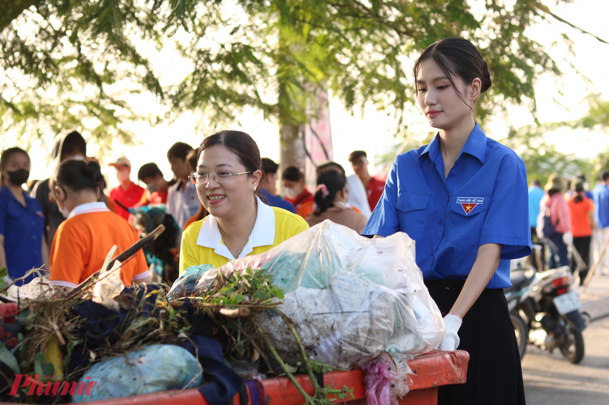 Hoa hậu Nguyễn Thanh Hà cùng các chị em ở quận Bình Tân tham gia dọn rác ven Quốc lộ 1A.