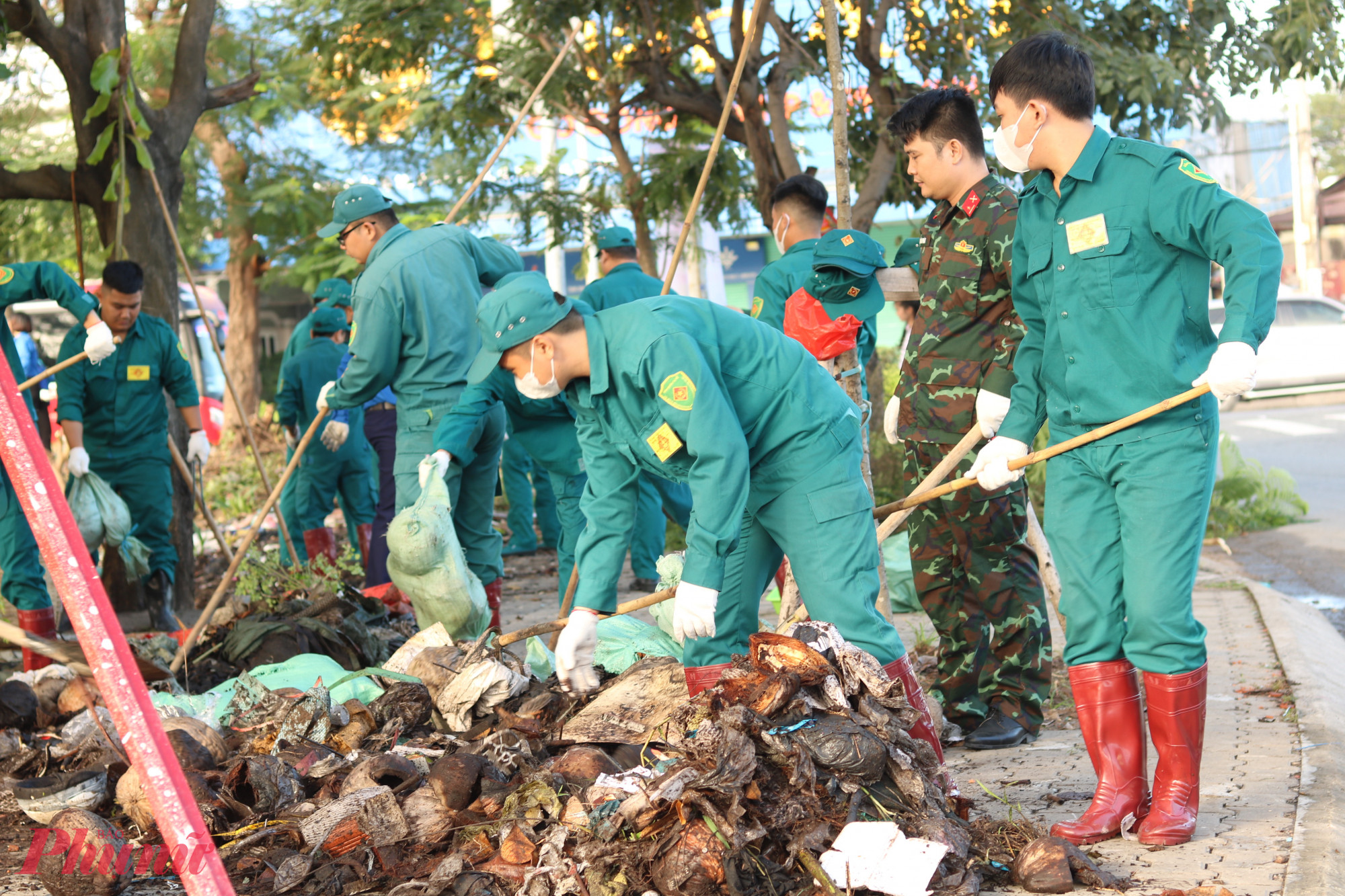 Rất nhiều vỏ dừa khô, rác sinh hoạt bị vứt bừa phứa đã được mọi người chung sức dọn dẹp để trả lại con đường sạch đẹp. 