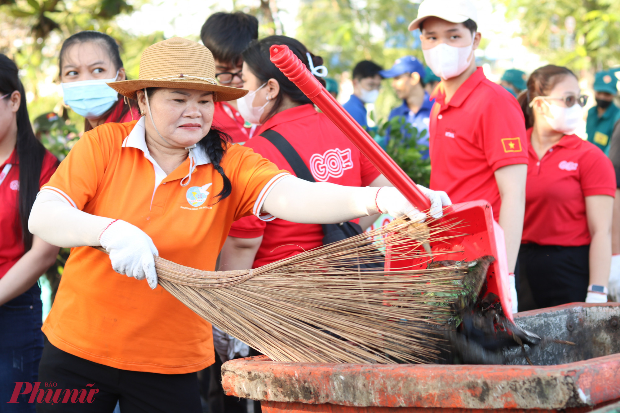 Cán bộ, hội viên phụ nữ quận Bình Tân tích cực tham gia chương trình. 