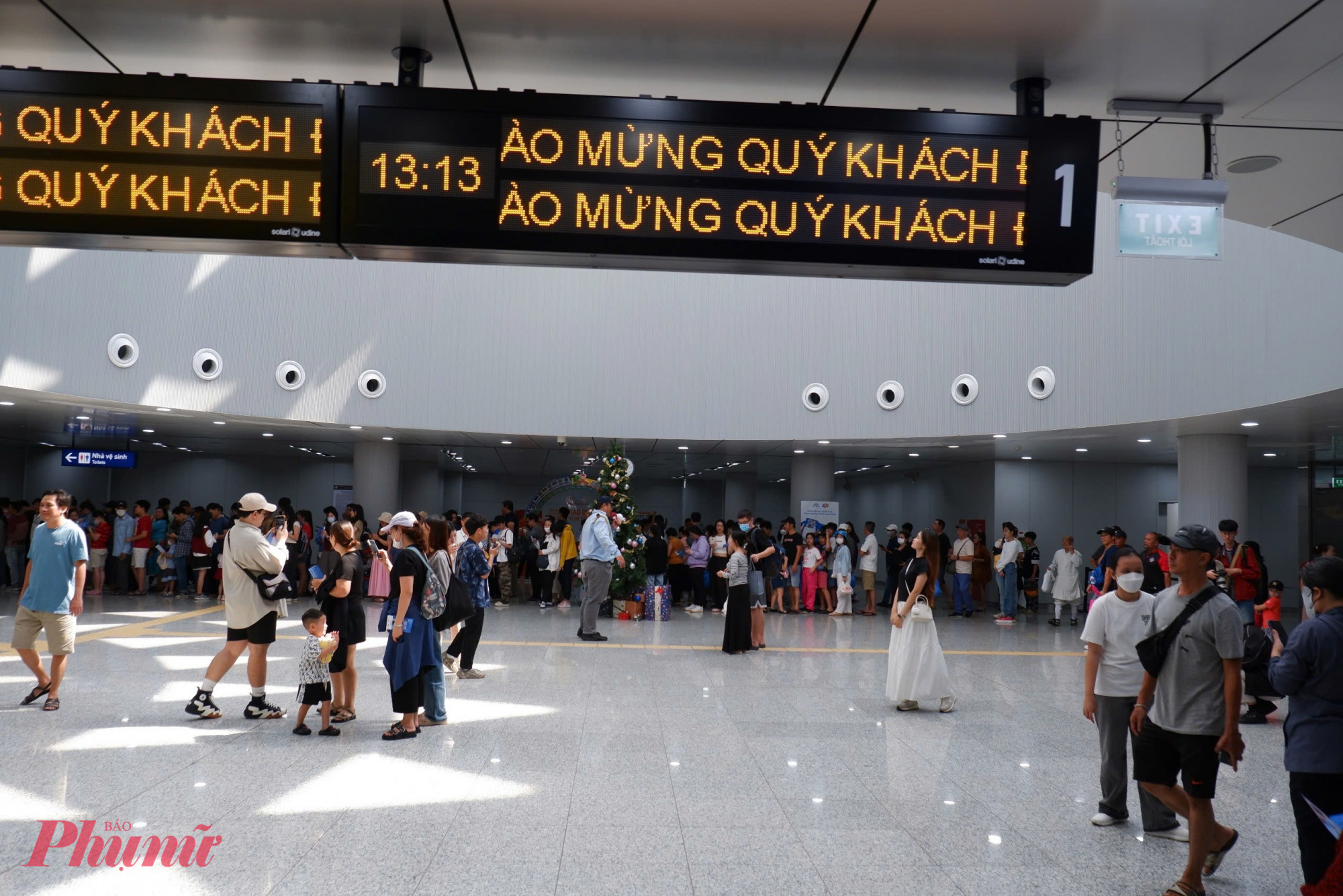 Trong tháng đầu tiên vận hành, hành khách được miễn phí vé đi metro cùng với 17 tuyến buýt điện kết nối. Sau giai đoạn này, hành khách có thể lựa chọn các loại vé theo lượt, vé ngày, vé ba ngày hoặc vé tháng.