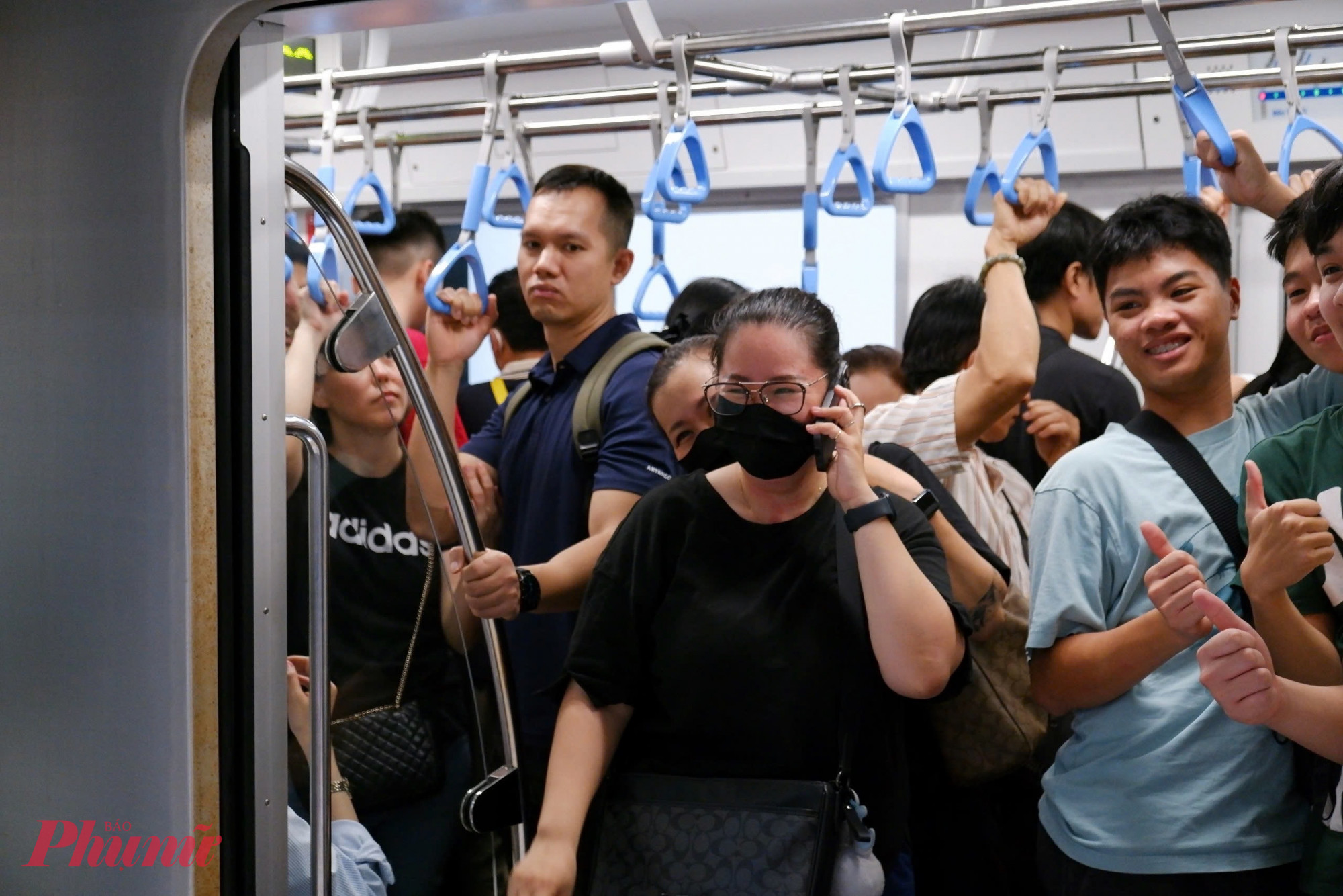 Đông đúc hành khách trên các chuyến tàu metro vào sáng cuối tuần.