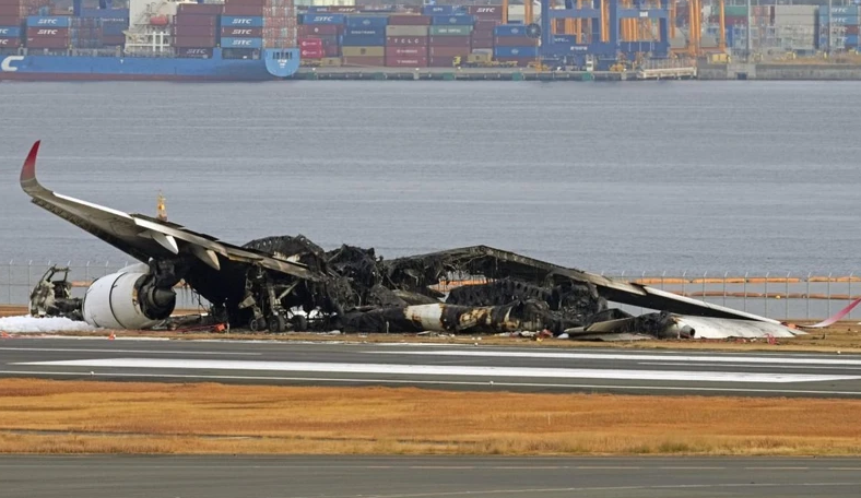 Một vụ va chạm trên đường băng tại Sân bay Haneda của Tokyo liên quan đến một chiếc Airbus A350 của Japan Airlines và một máy bay của Cảnh sát biển Nhật Bản. Trong khi tất cả 379 hành khách trên chuyến bay thương mại đã được sơ tán an toàn thì 5 thành viên phi hành đoàn trên máy bay của Cảnh sát biển đã thiệt mạng.