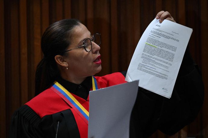 Thẩm phán Tòa án Tối cao Tania D'Amelio phát biểu về khoản tiền phạt áp dụng cho TikTok tại Caracas, Venezuela, vào ngày 30/12 - Ảnh: AFP