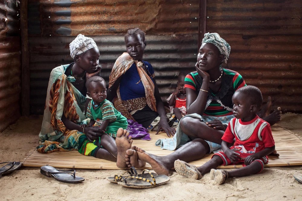 Các gia đình có trẻ em suy dinh dưỡng chờ được điều trị tại Bệnh viện Leer ở Nam Sudan - Ảnh:Nichole Sobecki/AFP/Getty Images