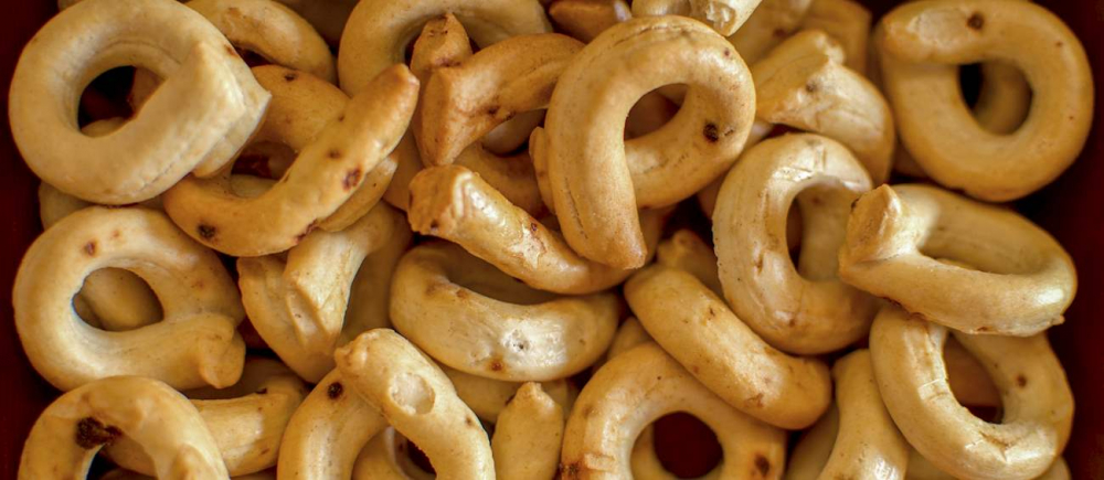 Taralli là một loại bánh quy giòn truyền thống của Ý, phổ biến ở các vùng miền Nam như Puglia, Campania và Calabria. Chúng có hình vòng nhỏ, được làm từ bột mì, dầu ô liu, và đôi khi có thêm rượu vang trắng. Taralli có cả phiên bản ngọt và mặn: loại mặn thường được thêm hạt tiêu, thì là hoặc hạt hồi, trong khi loại ngọt có thể được phủ đường hoặc hương vị như chanh. Bánh thường được nướng giòn và ăn như món ăn vặt hoặc kèm với rượu vang.