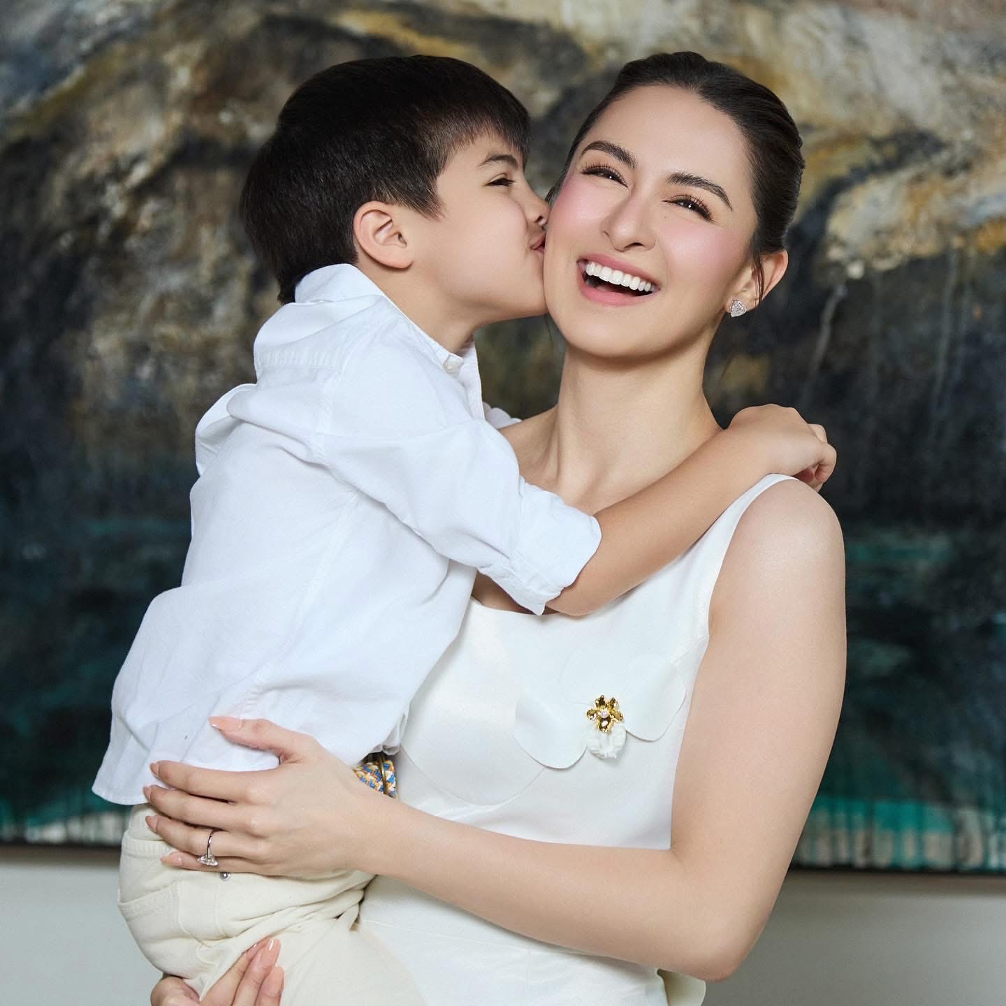 Marian Rivera sinh năm 1984, khởi nghiệp với vai trò người mẫu, sau đó lấn sân diễn xuất và gặt hái nhiều thành công. Marian Rivera là diễn viên nổi tiếng Philippines, được khán giả yêu mến với vai trò diễn viên truyền hình, diễn viên show thực tế... 