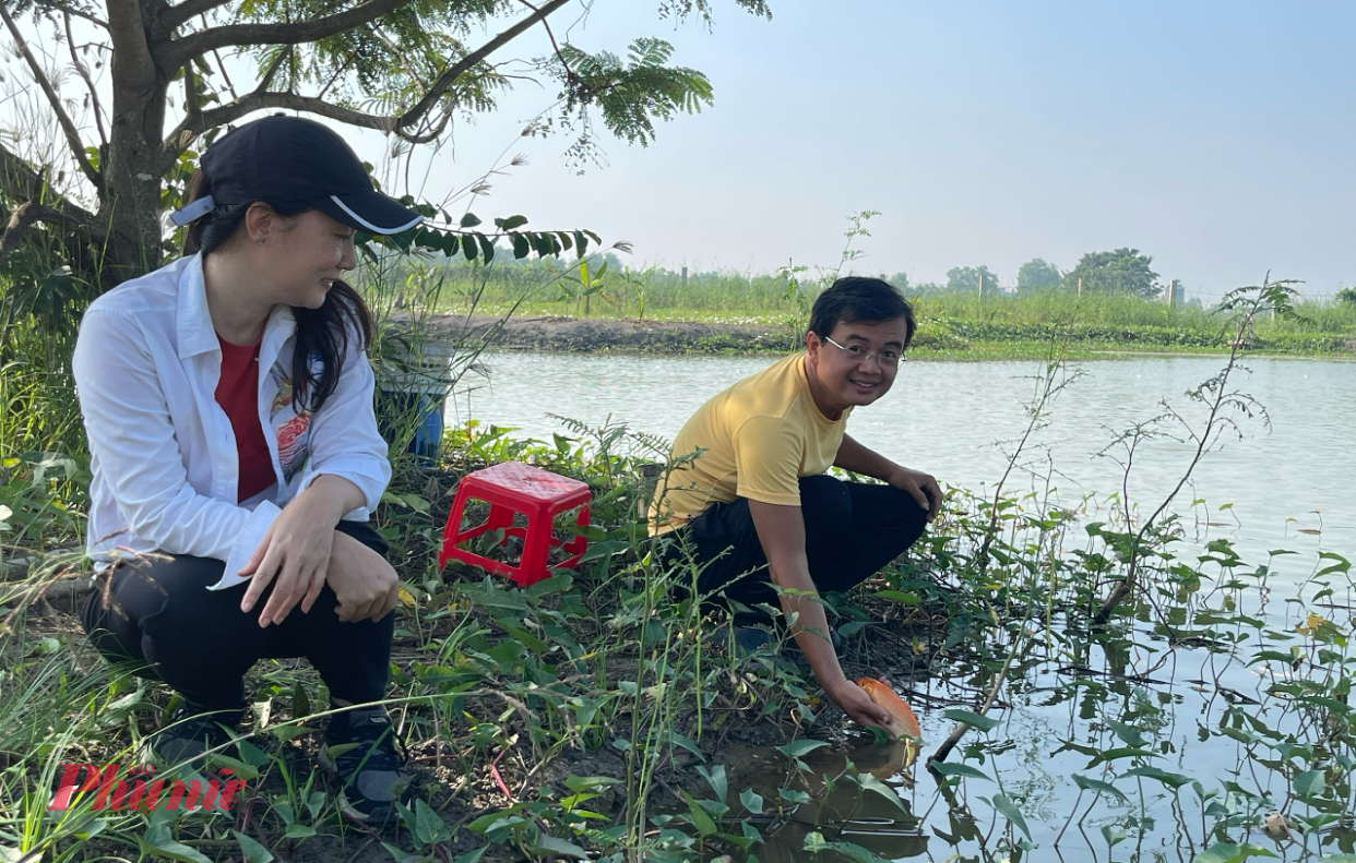 Vợ chồng doanh nhân Nguyễn Văn Mết – Nguyễn Thị Phương Lan vui thú điền viên trong nông trại “chữa lành” của mình. Ảnh: Diệu Hiền