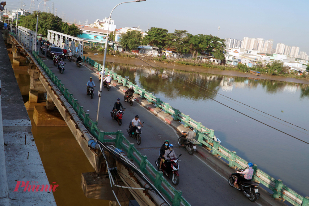 Trước khi cầu mới thông xe, người dân quận 7 và huyện Nhà Bè phải đi lại bằng cầu Phước Long hiện hữu với tải trọng hạn chế 8 tấn, mặt cầu chỉ rộng 4 m cho 1 làn xe, không đáp ứng nhu cầu giao thông tại khu vực, thường xuyên ùn ứ giao thông, đặc biệt vào các giờ cao điểm.