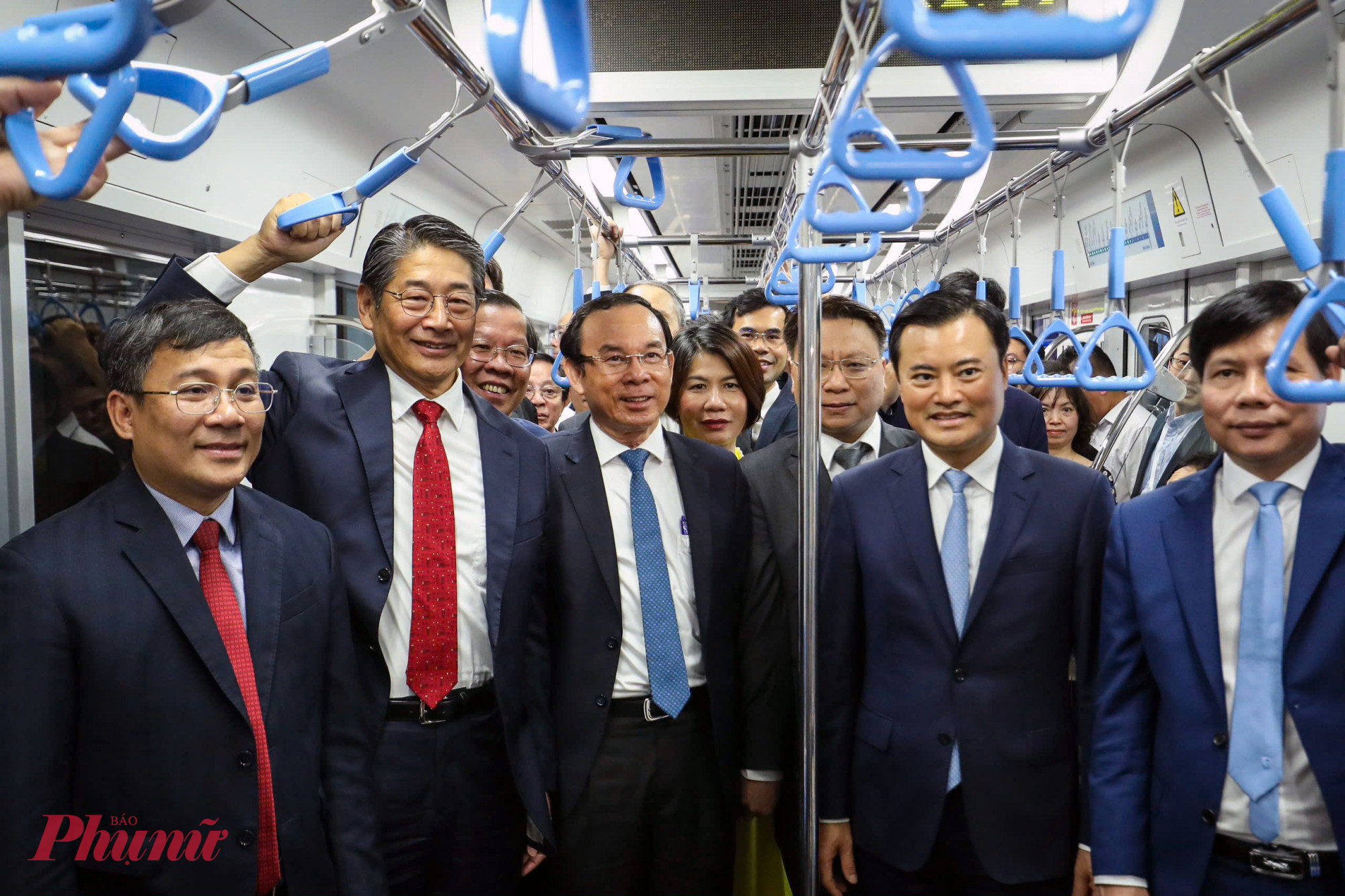 Các đại biểu có mặt trên Metro số 1 sau lễ công bố vận hành chính thức - Ảnh: Vũ Quyền