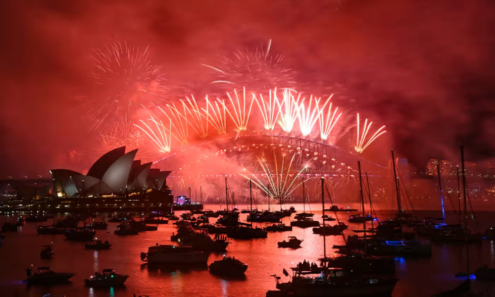 Cầu cảng Sydney rực sáng trong màn pháo hoa mừng năm mới 2025 - Ảnh: Saeed Khan/AFP/Getty Images