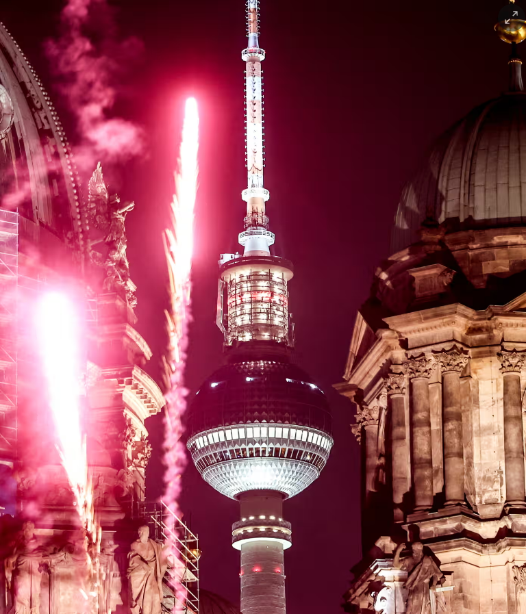 Pháo hoa được bắn bên cạnh Tháp truyền hình Berlin và Berliner Dom trong lễ kỷ niệm đêm giao thừa ở Berlin. Mọi người tụ tập gần Cổng Brandenburg để ăn mừng và xem pháo hoa mừng năm mới. Ảnh: Ebrahim Norooz - Ảnh: EPA.