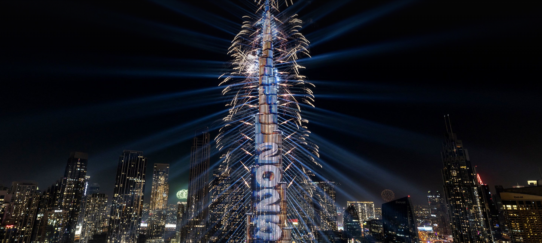 Tại Dubai, hàng ngàn người đã tham dự chương trình bắn pháo hoa tại Burj Khalifa, tòa nhà chọc trời cao nhất thế giới - Ảnh: AFP