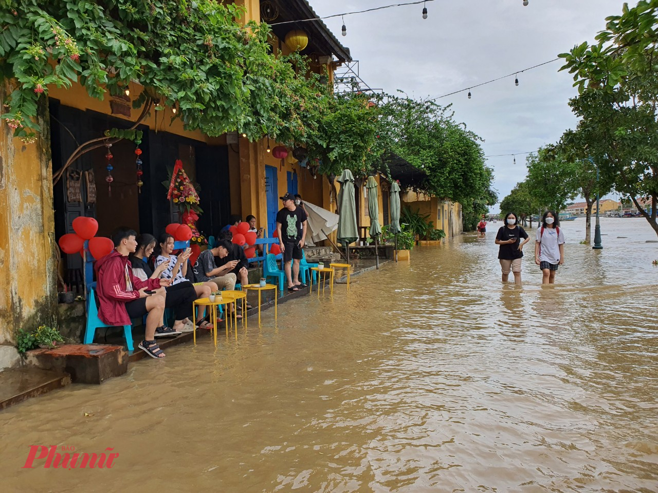 Trong khi đó, trang web GuruWalk – chuyên trang khảo sát có trụ sở tại Anh - giới thiệu Hội An nằm trong top 100 thành phố tuyệt vời nhất để đi bộ. LonelyPlanet - tạp chí du lịch hàng đầu thế giới của Úc- thì bình chọn Hội An nằm trong top điểm đến tuyệt nhất châu Á.