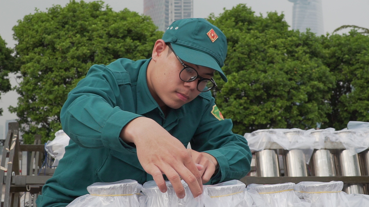 Là một trong những chiến sĩ tham  gia vào công tác chuẩn bị bắn pháo hoa, anh Phan Trung Thuận chia sẻ: “Đây là lần thứ hai tôi được tham gia vào công tác chuẩn bị bắn pháo hoa. Tôi rất tự hào và sẽ cố gắng hoàn thành nhiệm vụ một cách an toàn tuyệt đối để mang lại một màn pháo hoa mãn nhãn cho người dân”. 