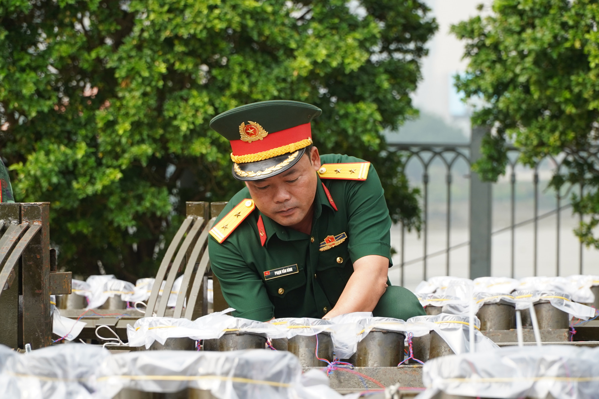 Trung tá Phạm Văn Bình, Chủ nhiệm ban hậu cần - kỹ thuật Bộ Tư lệnh TPHCM nhấn mạnh: “Đội ngũ cán bộ trực tiếp làm công tác bắn pháo hoa đã được tập huấn cẩn thận.  Chúng tôi ưu tiên lựa chọn các đồng chí có kinh nghiệm, đảm bảo trang thiết bị được bảo quản, bảo dưỡng và thay thế tốt để đảm bảo an toàn và đạt chất lượng cao nhất”.  