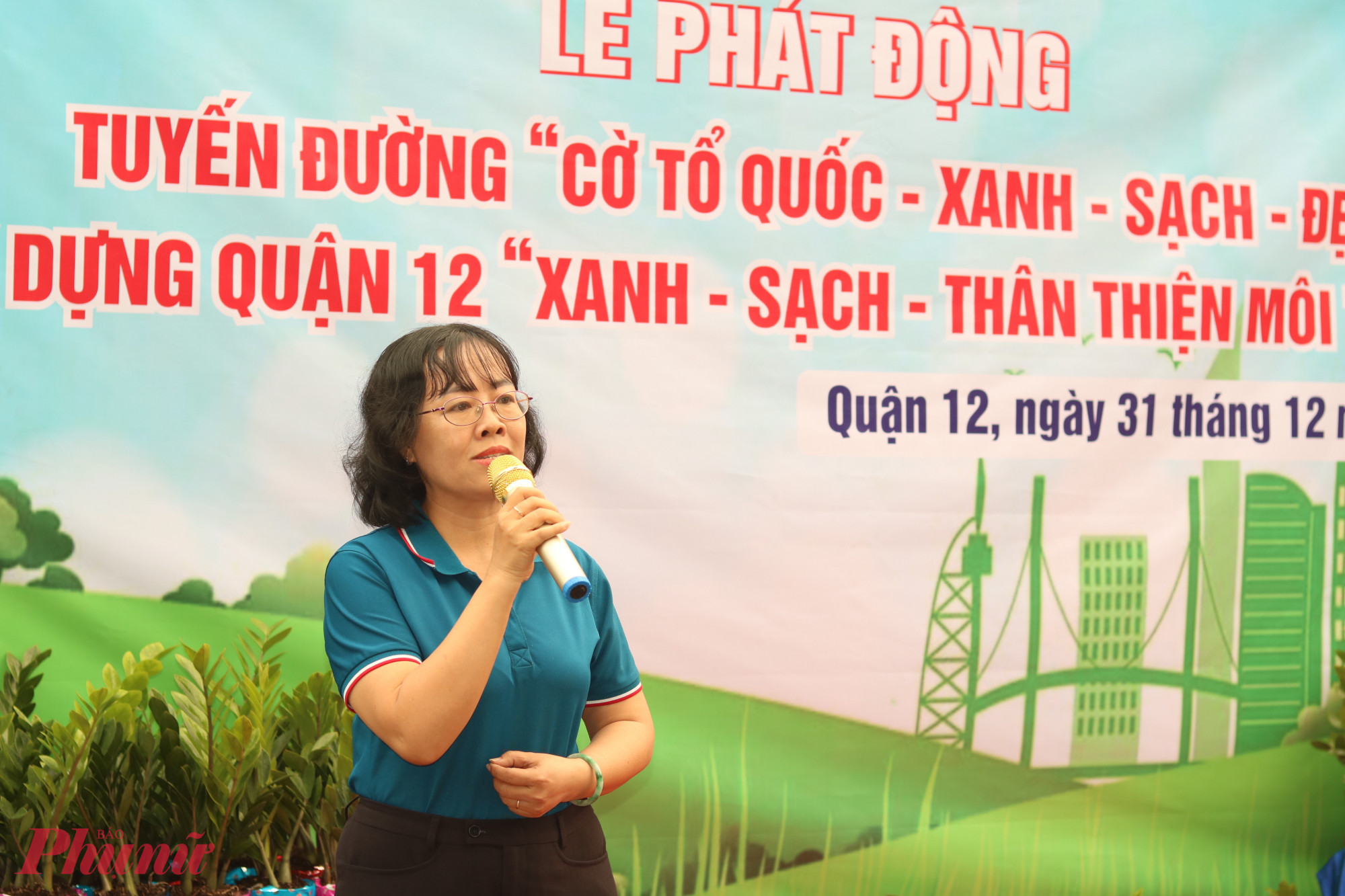 Bà Nguyễn Ngọc Yến – Phó chủ tịch Hội LHPN quận 12 – kêu gọi hội viên, phụ nữ và bà con trên địa bàn quận cùng hưởng ứng xây dựng tuyến đường “Cờ Tổ quốc – xanh – sạch – đẹp”, thiết thực bảo vệ môi trường sống và mỹ quan đô thị.