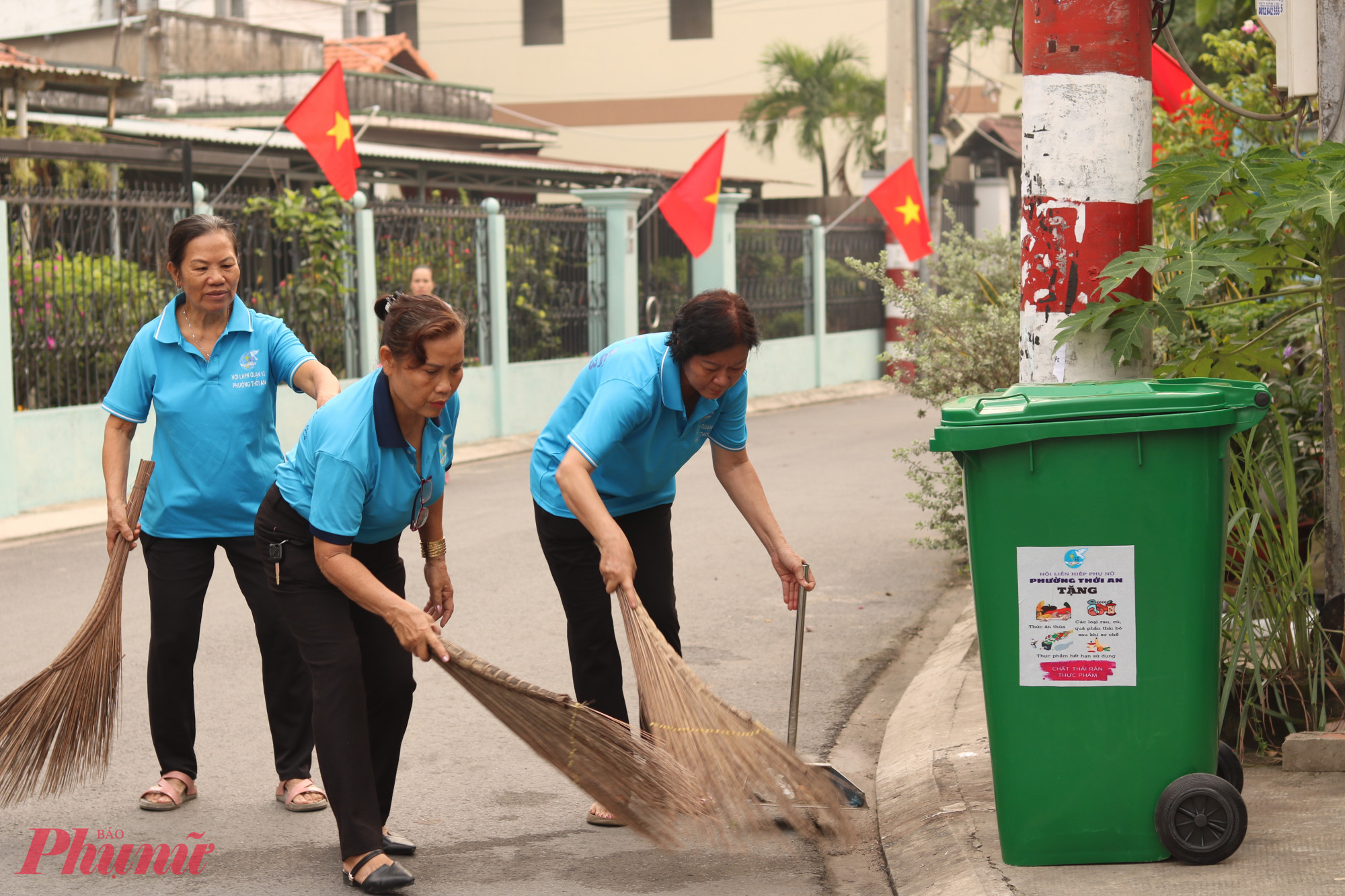 Chị em cán bộ, hội viên phụ nữ phường Thới An ra quân dọn vệ sinh tuyến đường TA04 ngay sau lễ phát động của Hội LHPN quận. 