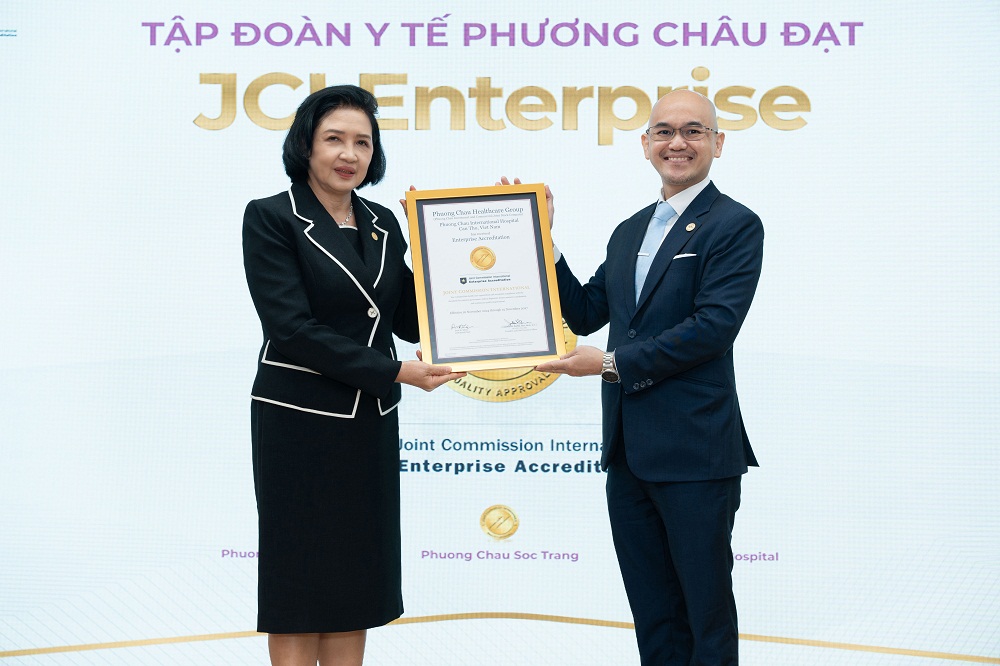 Bác sĩ Nguyễn Thị Ngọc Hồ, CEO - Nhà sáng lập Tập đoàn Y tế Phương Châu, nhận chứng nhận JCI Enterprise từ đại diện của tổ chức JCI- Ảnh:Tập đoàn Y tế Phương Châu