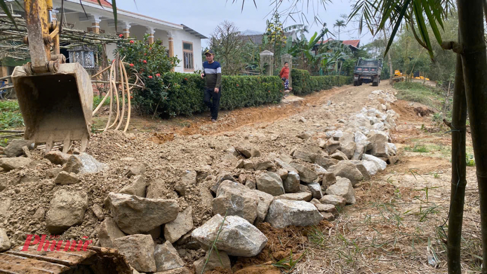 Hiện tại các lực lượng thi công đã sử dụng máy xúc để san gạt đoạn bị sạt lở và đứt gãy, sau đó đổ đá hộc và đá vụn để tạo mặt bằng.
