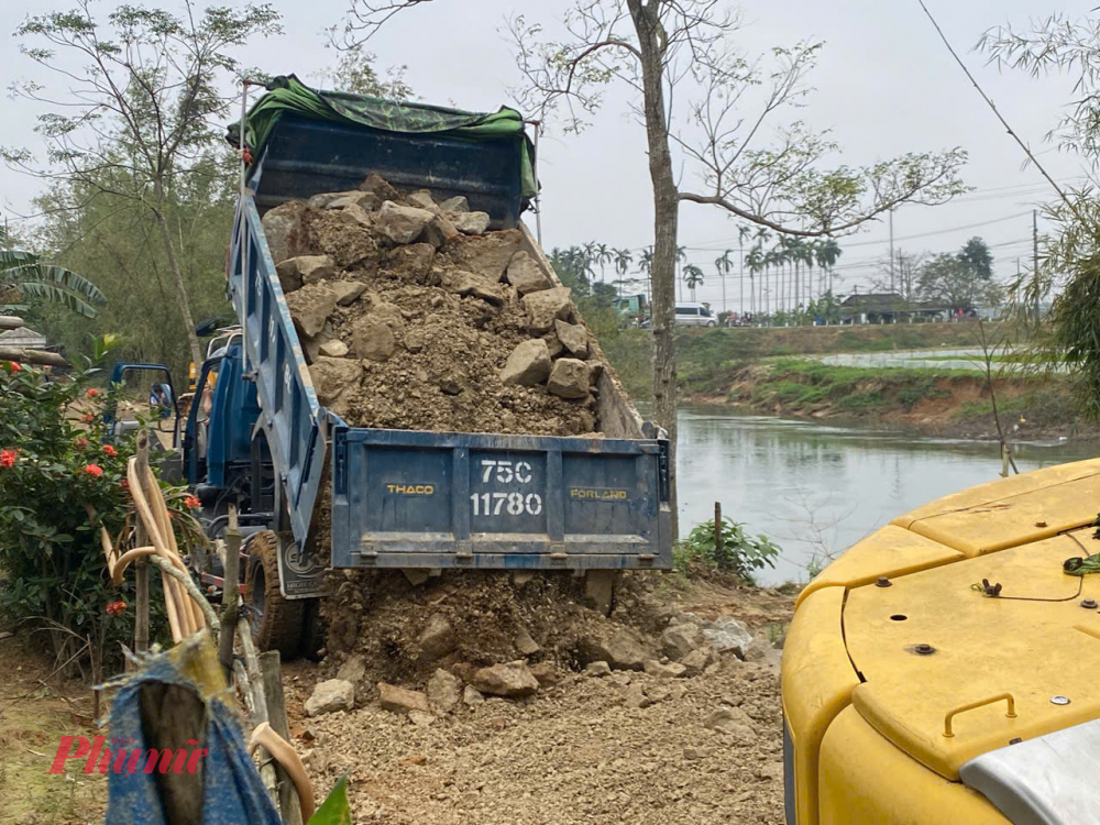 Ông Phan Nam nói: “Trước mắt, huyện đã có chỉ đạo khắc phục sớm để bà con đi lại trong dịp Tết này. Về lâu dài, huyện chỉ đạo các phòng ban lập dự án để có đầu tư. Tuy nhiên, dự án có nguồn vốn rất lớn, cũng mong rằng cấp trên có quan tâm đầu tư để kè hai bên bờ sông, đảm bảo an toàn cho người dân”.