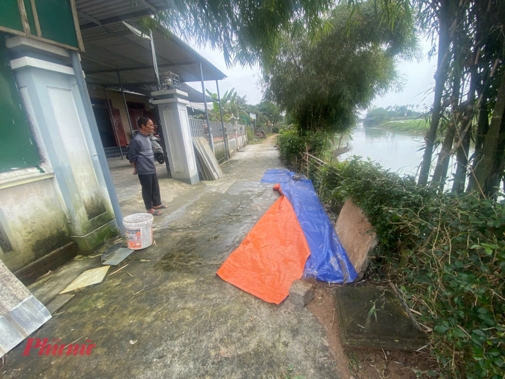 Ông Nguyễn Hữu Lai cho biết, ông Lai đã phải dùng tấm bạt che những chỗ có nhiều vết nứt để ngăn nước mưa thấm xuống làm nhão đất, đồng thời đóng thêm cọc tre dưới lòng sông để giữ đất, chống sạt lở.