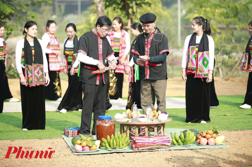 Đây là dịp để người thân trong gia đình, làng xóm hội ngộ, chung vui, chia sẻ với nhau công việc làm ăn, xây dựng gia đình và thắt chặt thêm tình đoàn kết cộng đồng. 