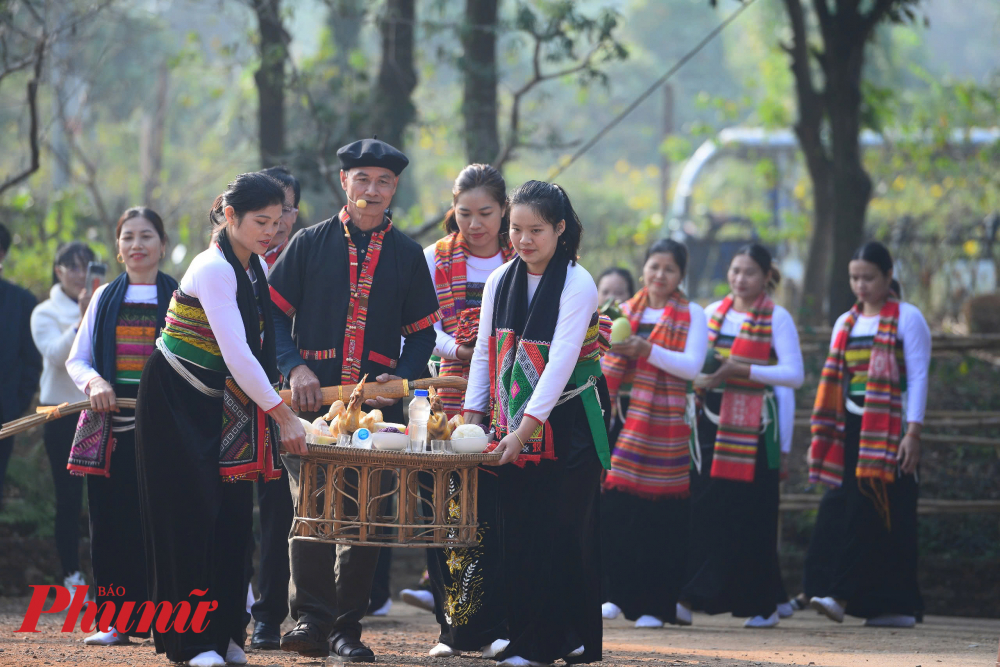 Thầy mo sẽ tiến hành nghi thức cúng bái tổ tiên, thần linh bằng các lễ vật như xôi nếp, gà trống, rượu cần,...