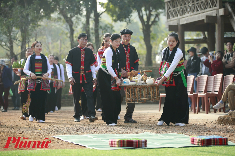 Biểu hiện lòng biết ơn sâu sắc đối với thiên nhiên, tổ tiên đã phù hộ cho mùa màng tốt tươi. Cầu mong: Cầu mong cho một năm mới mưa thuận gió hòa, mùa màng bội thu, gia đình hạnh phúc, khỏe mạnh.