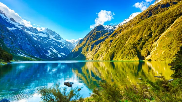 New Zealand có 5 múi giờ: Quốc đảo xinh đẹp ở châu Đại Dương có tổng cộng 5 múi giờ. Trong đó, các đảo chính sử dụng giờ chuẩn New Zealand nhanh hơn 12 giờ so với giờ phối hợp quốc tế (UTC); quần đảo Chatham sử dụng giờ chuẩn Chatham, lệch 12 giờ 45 phút với UTC. Các tiểu bang liên kết là Niue, quần đảo Cook và lãnh thổ phụ thuộc Tokelau sử dụng các múi giờ khác nhau. 