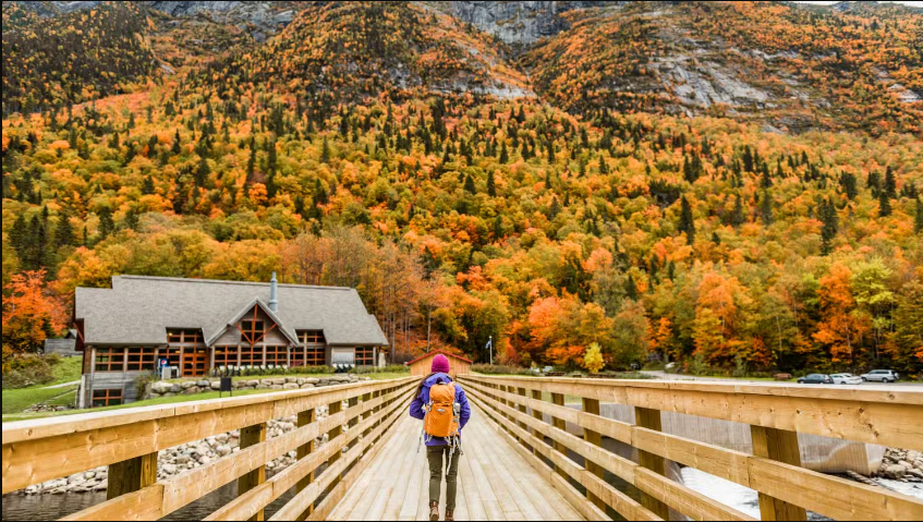 Canada có 6 múi giờ: Đất nước Bắc Mỹ này có các múi giờ như: Thái Bình Dương, Mountain (miền núi), Trung tâm, miền Đông, Đại Tây Dương và Newfoundland. Thủ đô Ottawa dùng giờ miền Đông; tỉnh Newfoundland và Labrador có giờ Newfoundland UTC - 03; lãnh thổ Yukon dùng giờ Mountain là UTC-07.