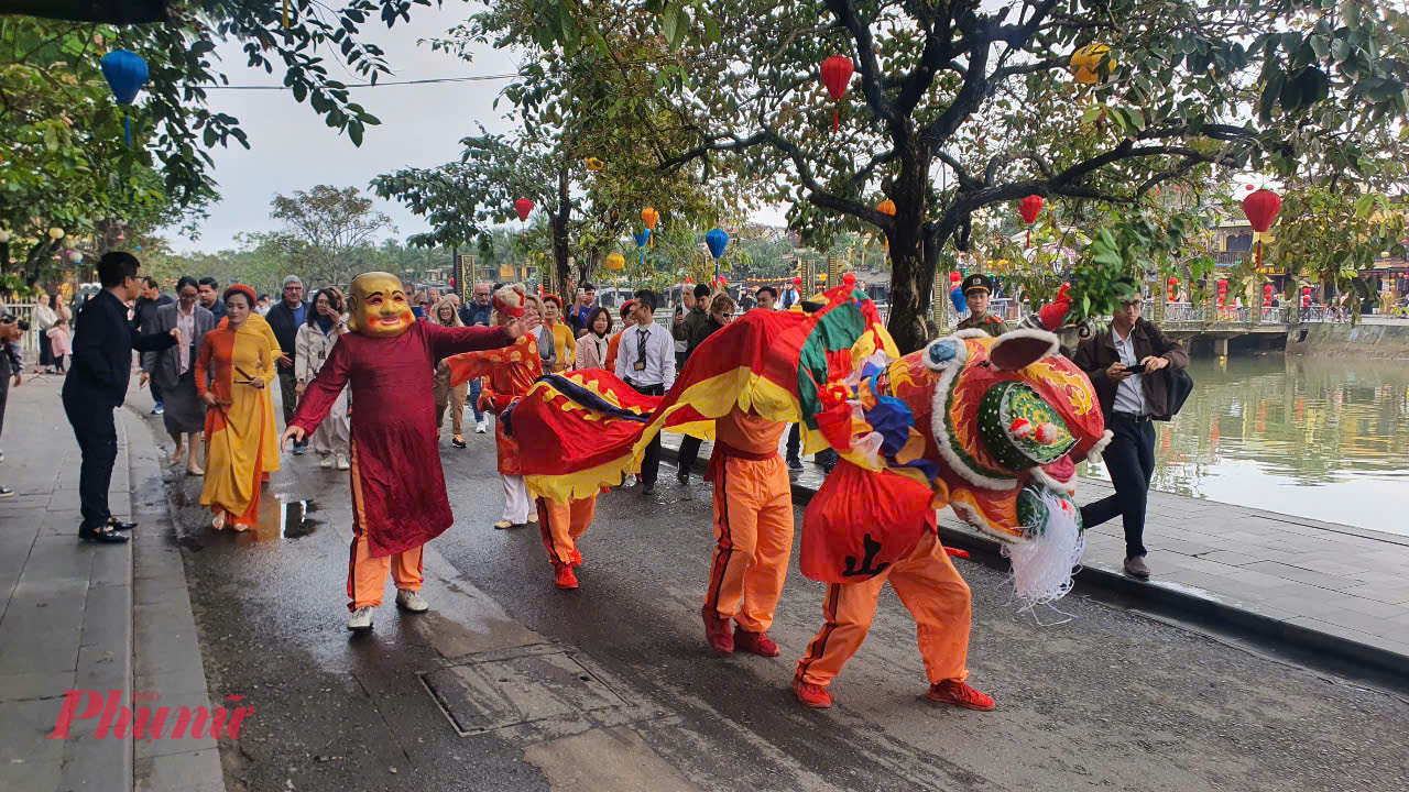 Đoàn lân rước du khách xông đất Hội An