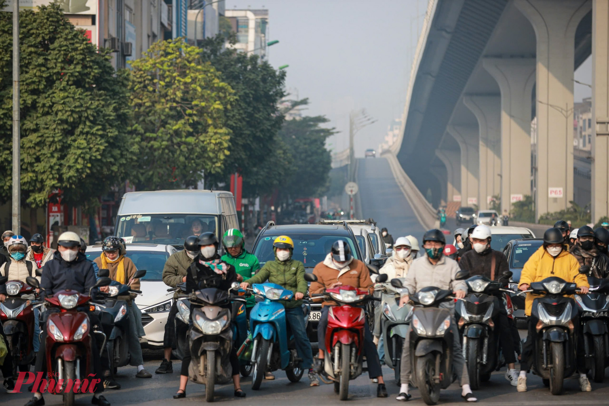 tại nút giao Giải Phóng - Trường Chinh (quận Đống Đa), Tổ CSGT thuộc Đội CSGT đường bộ số 4 (Phòng CSGT Công an TP Hà Nội) đã phát hiện, xử lý trường hợp nam shipper (người giao hàng) điều khiển xe máy đi ngược chiều.