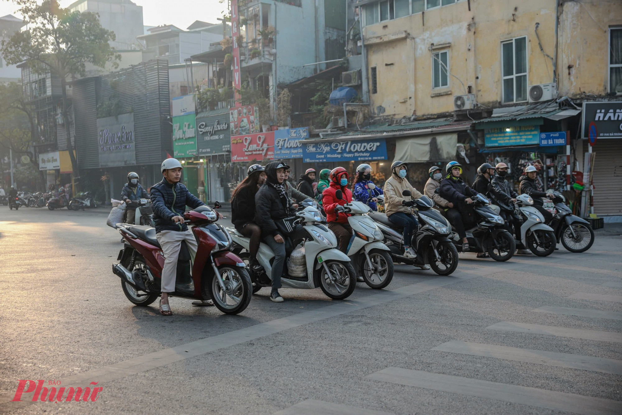 Ghi nhận tại địa bàn Đội CSGT Đường bộ số 1 phụ trách (quận Hoàn Kiếm), phần lớn người dân đã tuân thủ quy định, đặc biệt là dừng chờ đèn đỏ đúng tín hiệu giao thông. Tuy nhiên, vẫn có một số trường hợp cố tình vi phạm, điển hình là hành vi vượt đèn đỏ. 