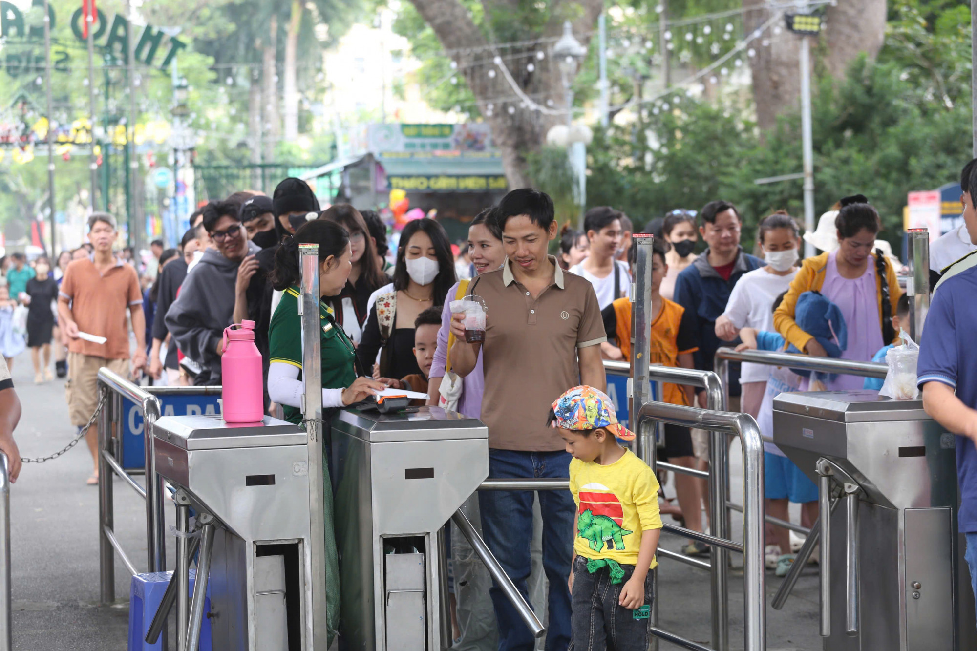 Chị Thu Phương, một du khách đến từ quận 7, chia sẻ: Tôi chọn đi chơi ở Thảo Cầm Viên vì đây là nơi cả gia đình có thể cùng nhau thư giãn, nhất là các cháu nhỏ rất thích. Thời tiết hôm nay rất lý tưởng để đi chơi.