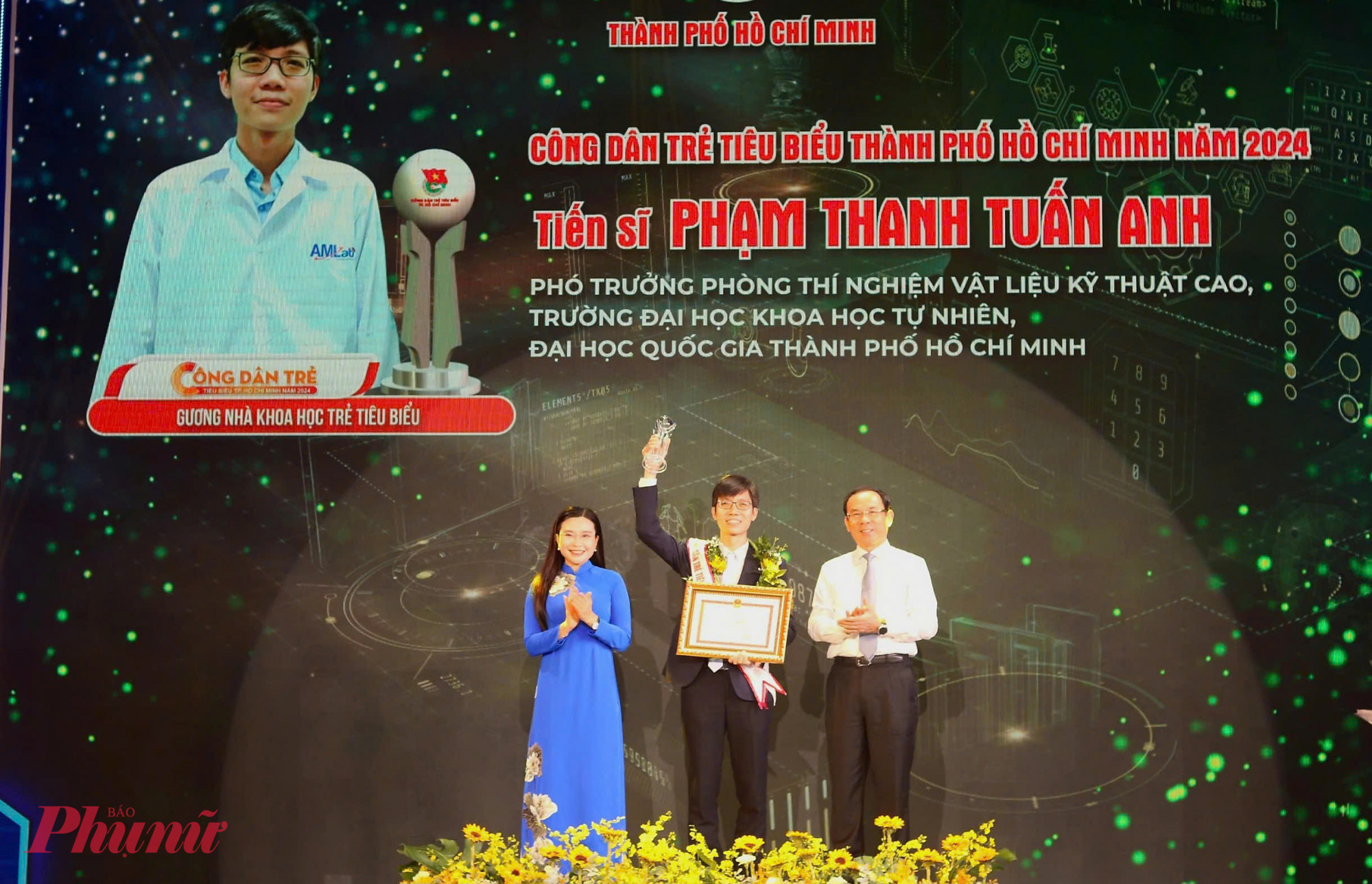 Bí thư Thành uỷ TPHCM Nguyễn Văn Nên và Bí thư Trung ương Đoàn, Chủ tịch Hội đồng đội Trung ương Nguyễn Phạm Duy Trang tuyên dương tiến sĩ Phạm Thanh Tuấn Anh. 