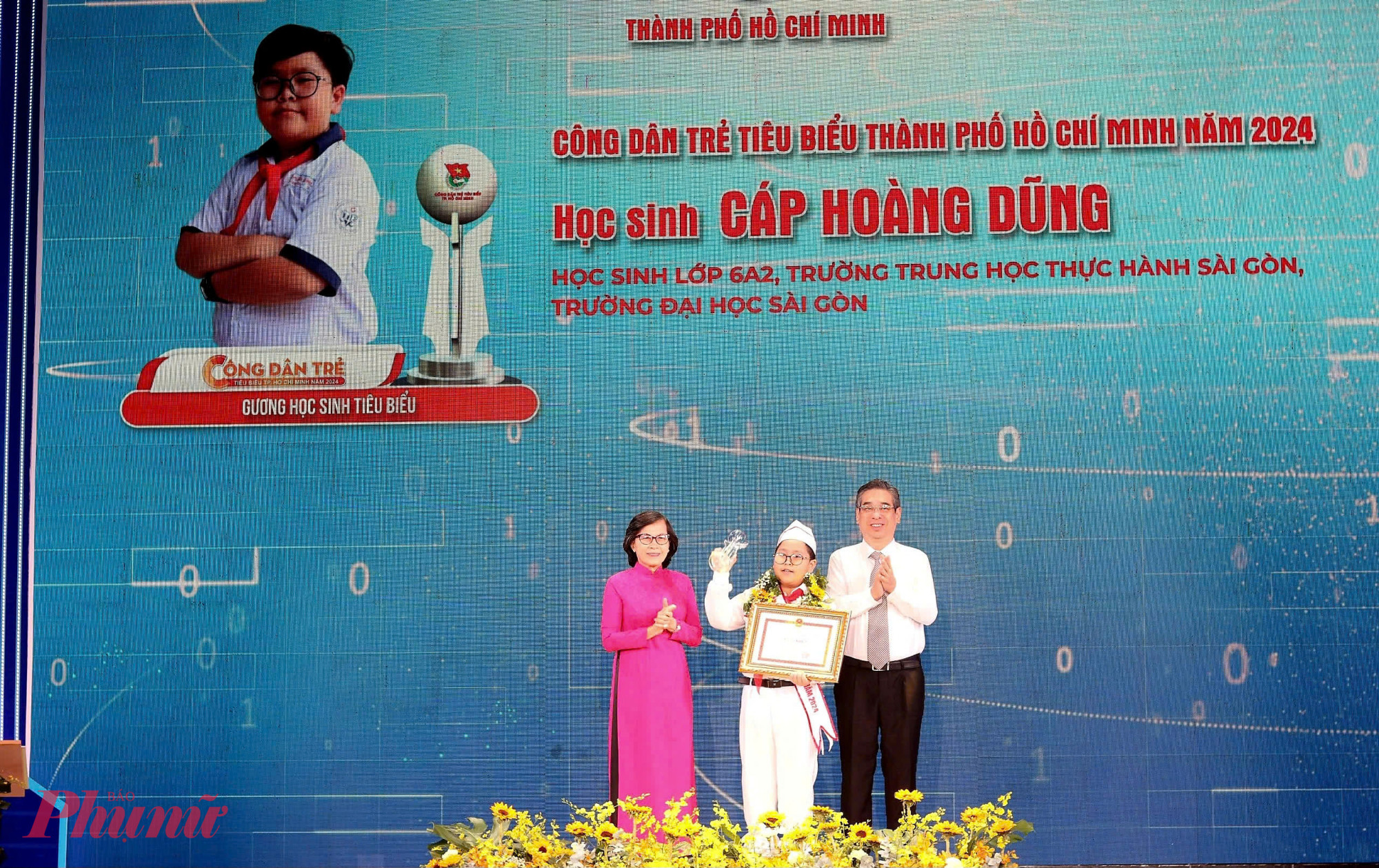 Cậu học trò Cáp Hoàng Dũng nhận danh hiệu Công dân trẻ tiêu biểu TPHCM. 