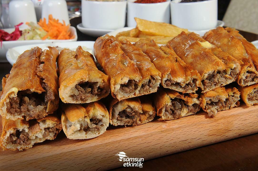 Çarşamba pidesi là một loại bánh mặn của Thổ Nhĩ Kỳ từ quận Çarşamba ở Samsun, Thổ Nhĩ Kỳ. Không giống như bánh Bafra pidesi giòn, nó được biết đến với kết cấu mềm. Loại bánh pide này được tạo thành một ổ dài, mỏng, dài khoảng 75-80 cm (30-32) và rộng 4-5 cm (2), và nặng khoảng 200-220 gram (7 oz).  Nó được làm bằng bột nhào với bột chua và nhân sống gồm thịt bò băm và hành tây đã được vắt hết nước, hạt tiêu và muối. Sau khi nướng trong lò đốt củi, bơ được phết lên bánh pide nóng để tăng hương vị. 