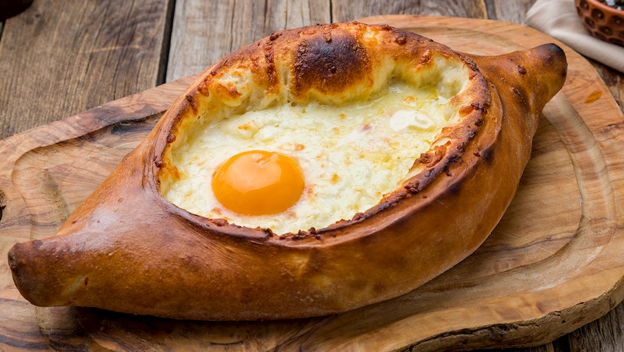 Loại bánh mì phô mai đơn giản này được gọi là khachapuri là món ăn nổi tiếng nhất ở Georgia. Theo truyền thống, nó được phủ phô mai tan chảy, trứng và bơ. Có nhiều loại khachapuri khác nhau, và mặc dù một số loại phô mai mới như mozzarella và feta đã được đưa vào món ăn, nhưng những thành phần bổ sung phổ biến nhất vẫn bao gồm phô mai Gruzia Sulguni hoặc Imeretian truyền thống .  Nó được tạo thành nhiều hình dạng khác nhau, và tùy thuộc vào quy trình nướng và hình dạng của nó, nó có thể được tiêu thụ riêng lẻ hoặc chia sẻ. Hai trong số những loại phổ biến nhất bao gồm Imeretian khachapuri , được tạo thành hình tròn, và Adjaran khachapuri , phiên bản mở mặt phủ bơ và một quả trứng sống ở trên. 