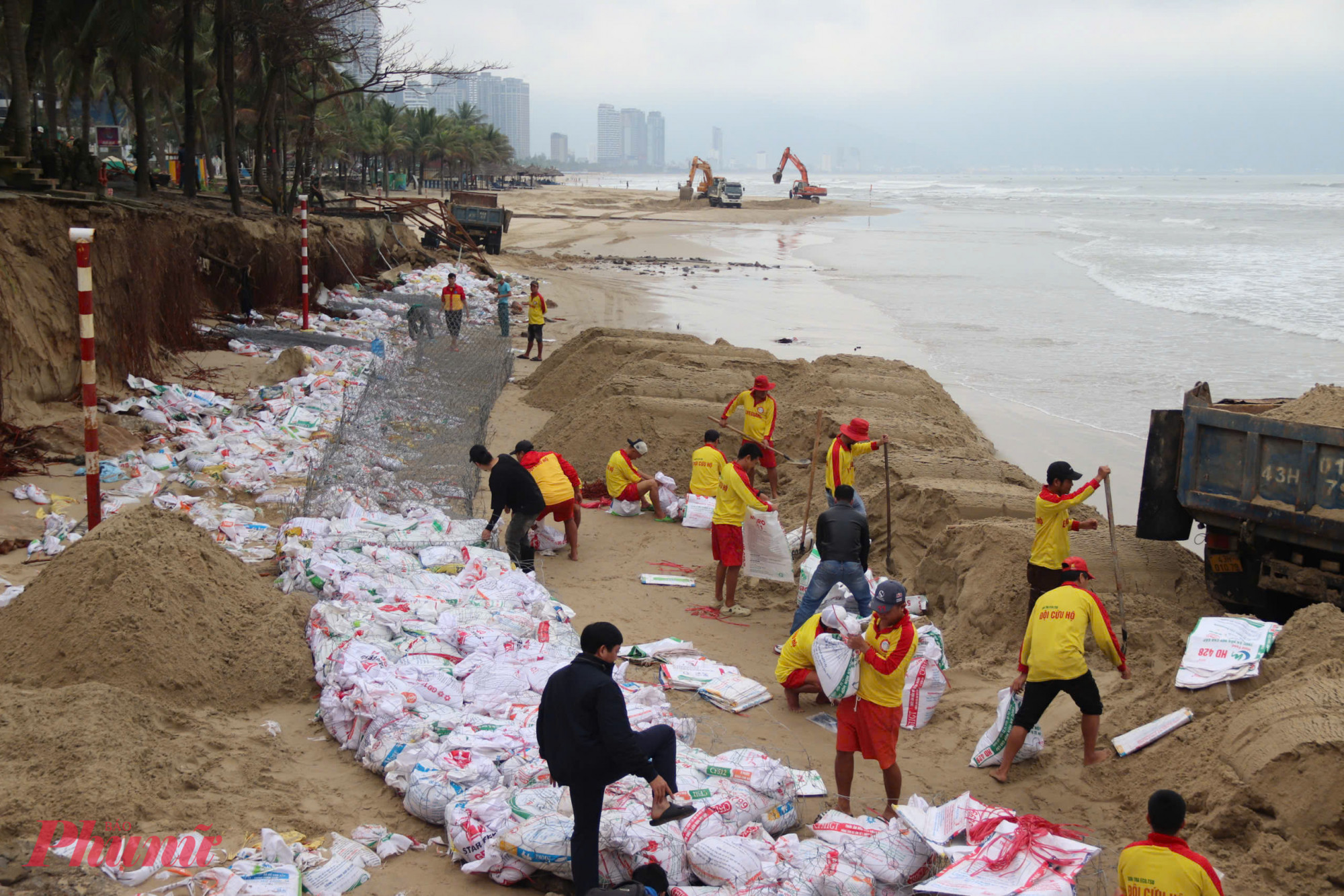 Ngày 2/1, Ban quản lý bán đảo Sơn Trà và các bãi biển du lịch thành phố Đà Nẵng, Ban quản lý dự án đầu tư xây dựng các công trình nông nghiệp và phát triển nông thôn thành phố Đà Nẵng được huy động để xử lý sạt lở bờ biển Mỹ Khê, phường Phước Mỹ, quận Sơn Trà.